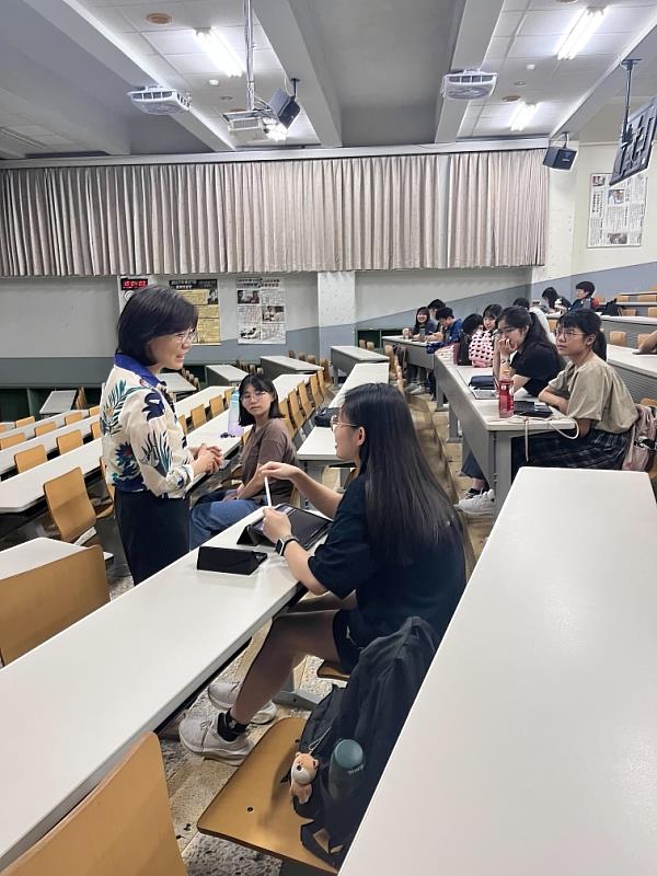 國際藥物經濟暨效果研究高雄醫學大學學生分會ISPOR KMU舉辦台灣 HTA 發展講座講者許茜甯教授和學員互動討論