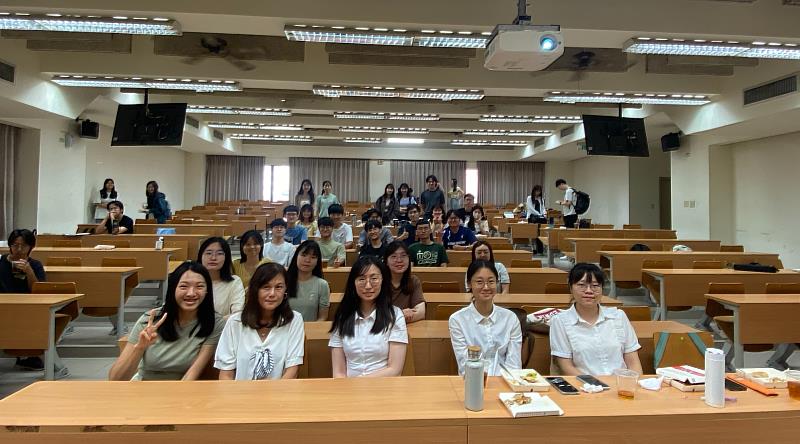 國際藥物經濟暨效果研究高雄醫學大學學生分會ISPOR KMU舉辦藥學經濟研究方法學講座頼俐安教授和現任幹部及學員合照