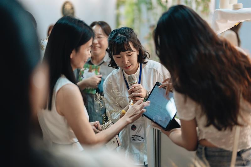 學生向觀展者介紹專案作品及創作理念