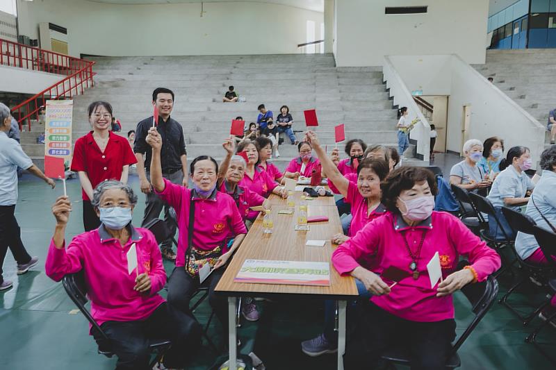 師生與銀髮選手在笑聲中展開趣味競賽