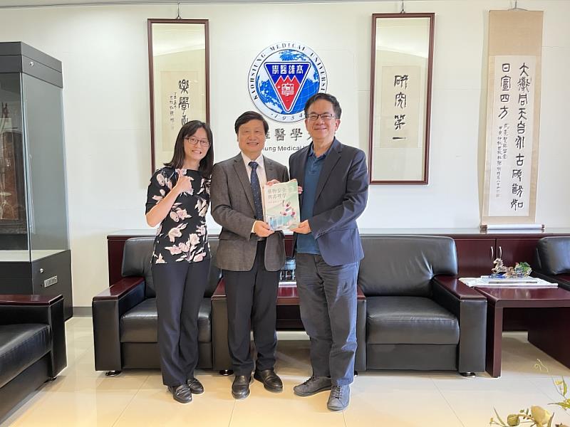 林英琦主任左李志恒名譽教授中楊世群院長右與新書藥物安全與毒理學合影