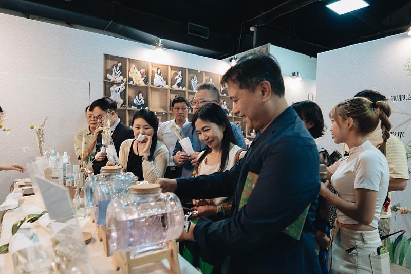 觀展者體驗學生自製擴香瓶