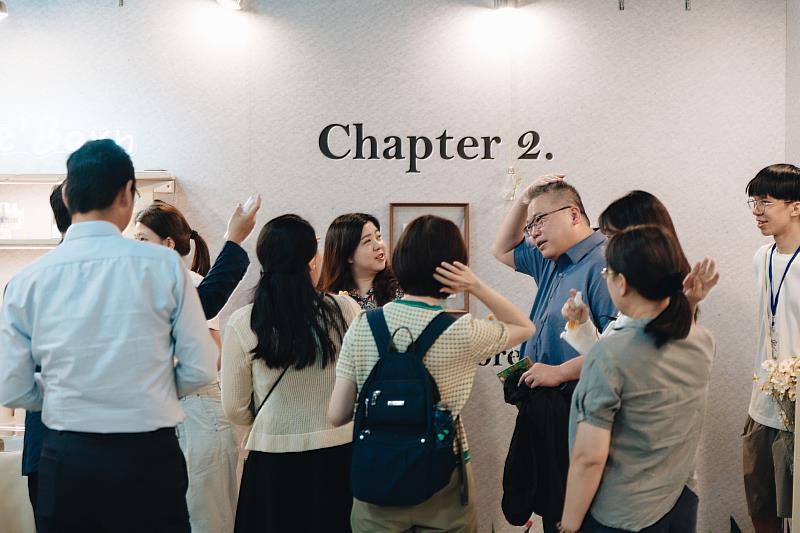 觀展者體驗香粧系同學自製粧品