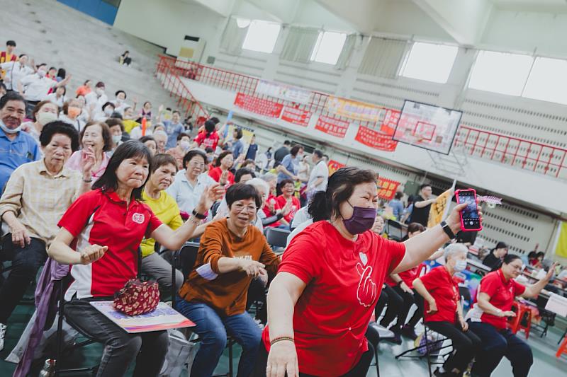 逾百位銀髮選手活力滿滿熱情投入賽前暖身操