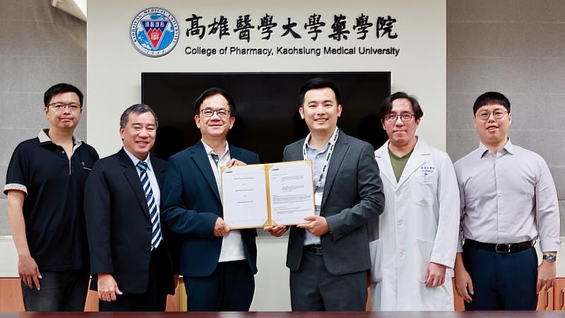 高醫大藥學院研究團隊獲WADA科研補助左起藥學系張訓碩系主任張芳榮產學長楊世群院長張值維研究主持人林育全醫師陳政嘉博士生