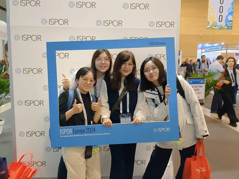 高醫大藥學院賴俐安客座專任教授與分會學生右起為張簡若妘賴俐安邱麒文王詩涵於去2024年11月參加 ISPOR 歐洲年會