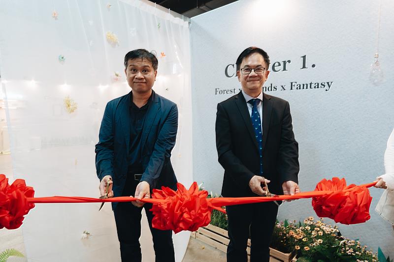 高醫大藥學院院長楊世群右及香粧品學系系主任顏峰霖為畢業展剪綵