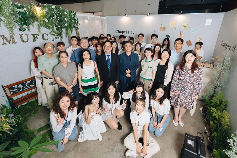 高醫大香粧品學系畢業展覽參展同學與師長合影